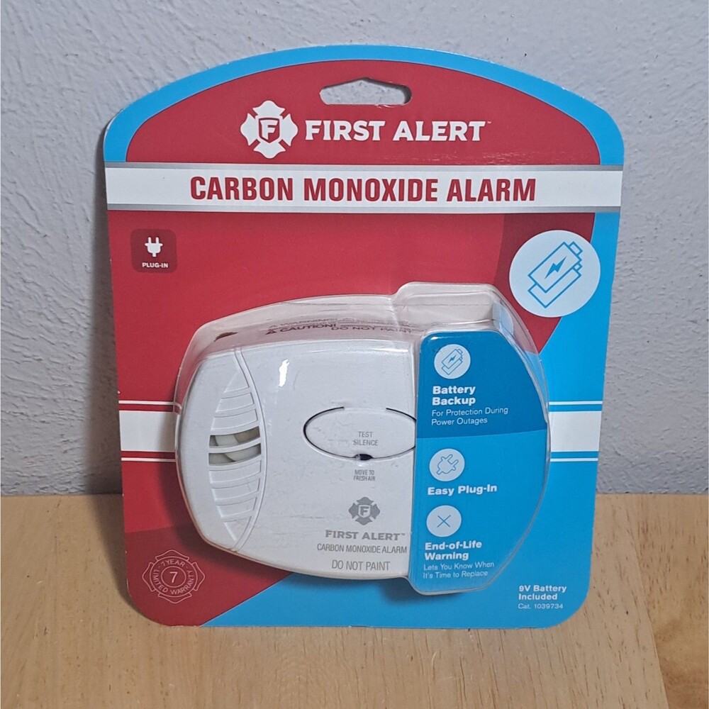 BRAND NEW First Alert CO605 Carbon Monoxide Plug-In Alarm with Battery